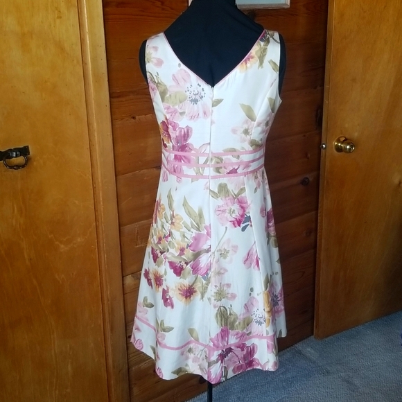 Sleeveless spring dress - Picture 2 of 3